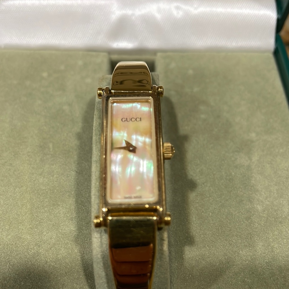 Gucci Ladies 1500 bangle watch